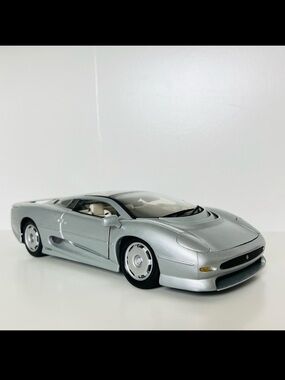 1992 Jaguar XJ220 special edition by Maisto 1:18